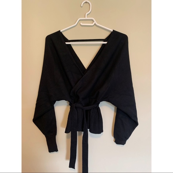 Really cute off the shoulder sweater/blouse - Picture 1 of 1